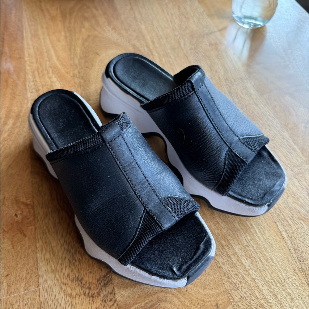 Sorel Black and White Leather Women's Mule/Sandal size 5 Like New